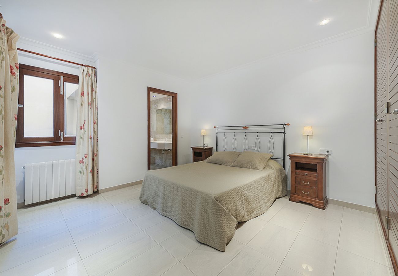 apartamento en alquiler en primera linea de la playa en pollensa mallorca