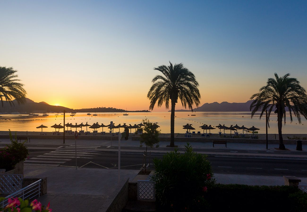 apartamento con balcon frente al mar en puerto pollensa